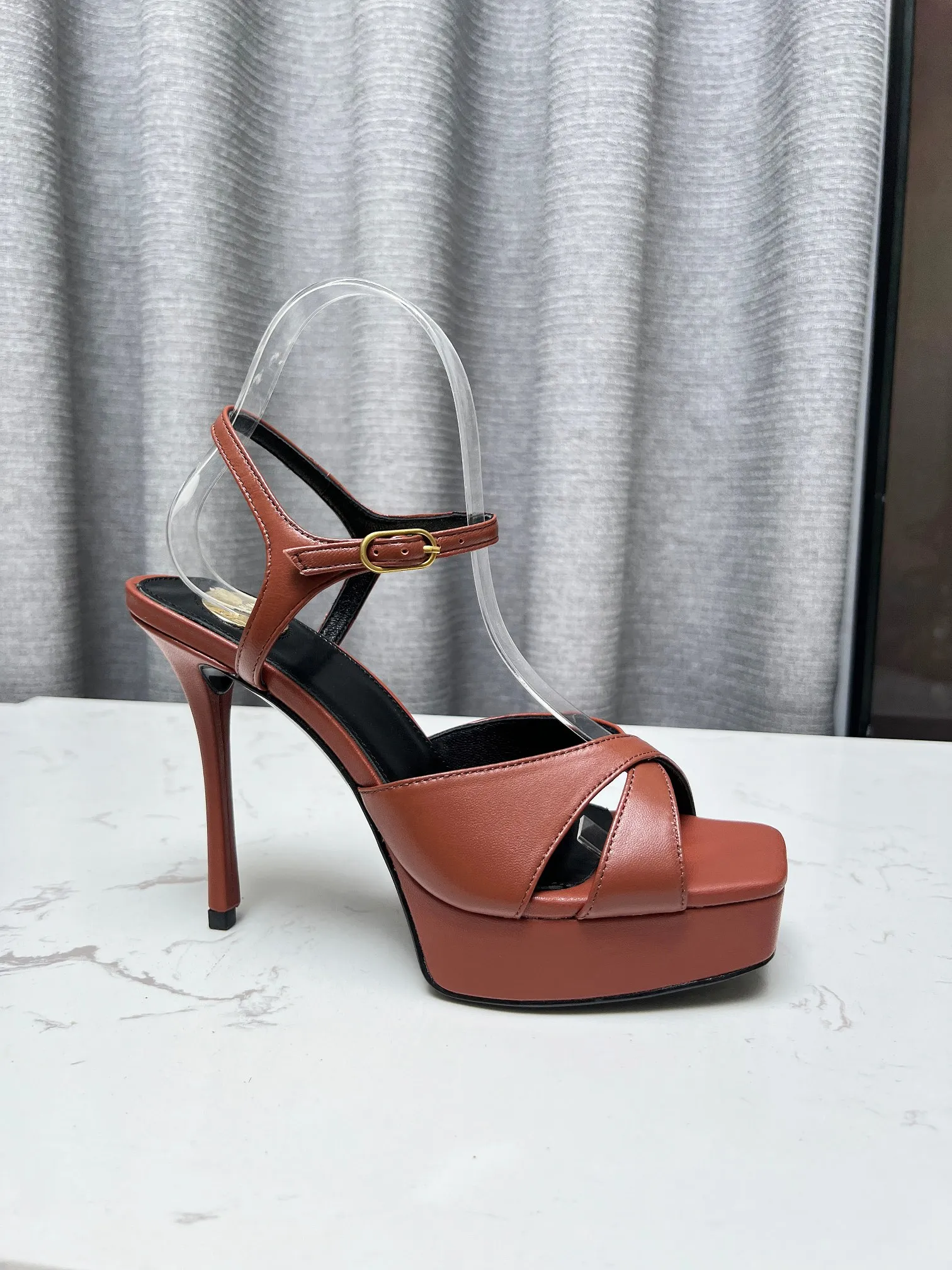 👟👟Ex-factory price 640👟👟 Saint Laurent YSL Saint Laurent sandals Upper: sheepskin surface Size 35-42 (42 is custom-made and non-returnable) Heel height 8.5cm Water platform height 2.5cm Leather outsole 2642-12